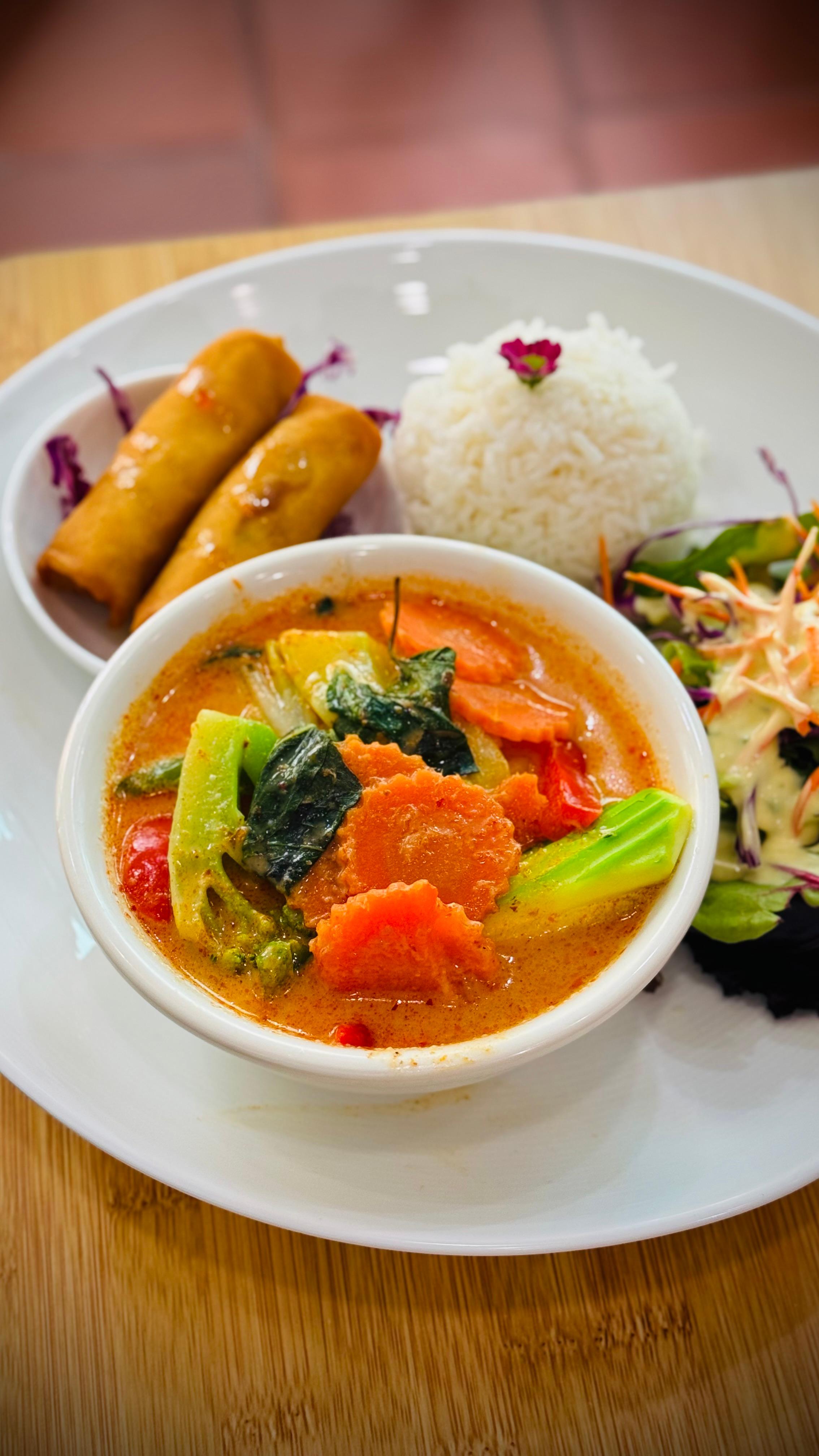 (L) Red Curry & Rice.