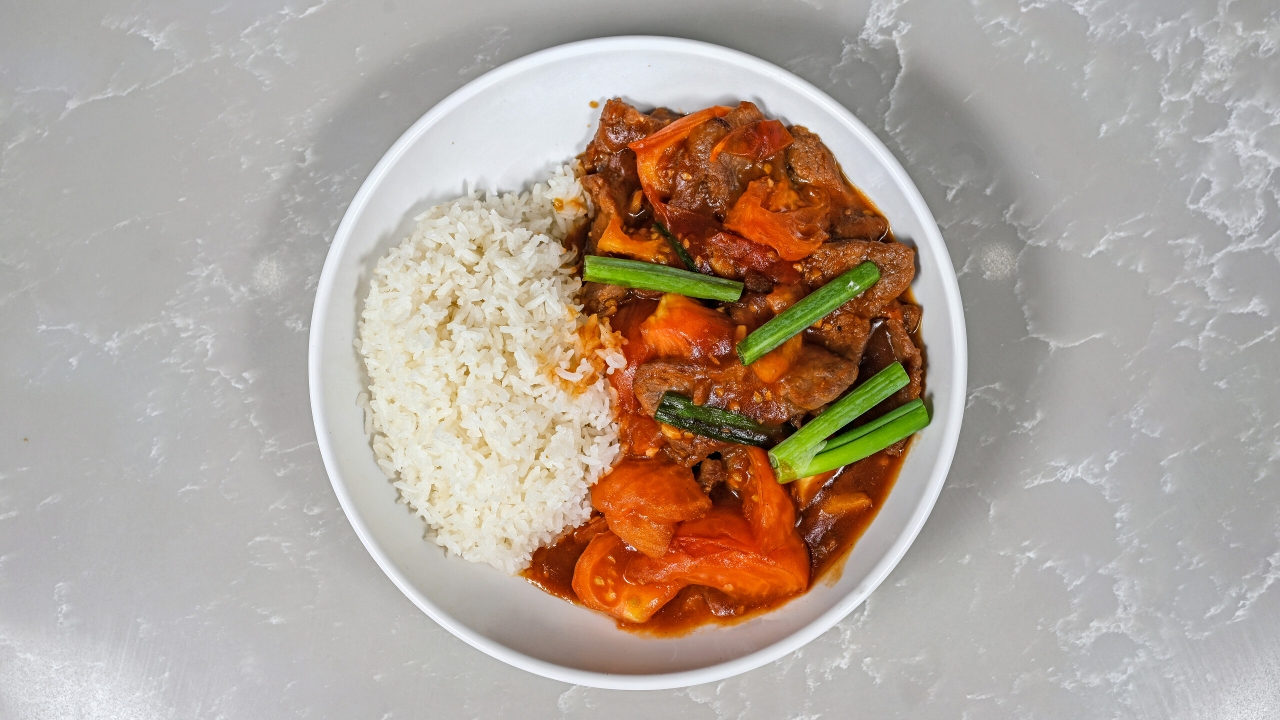 (S) Beef with Tomatoes Over Rice 番茄牛肉饭.