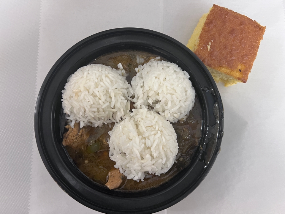 Gumbo(16 oz) with Cornbread.
