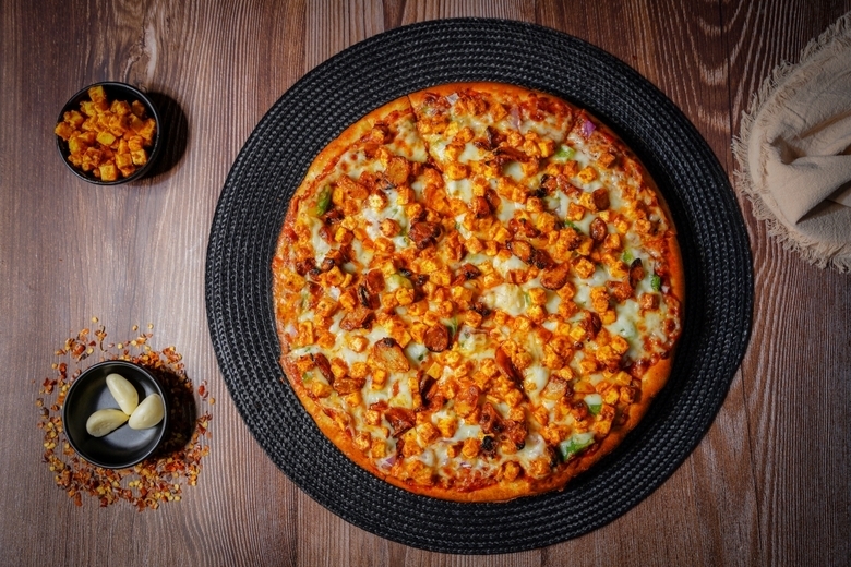 Garlic Paneer Pizza.
