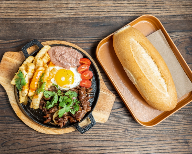 Banh Mi Bo Ne.