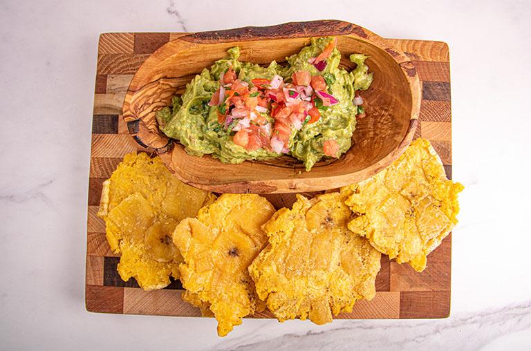 Guacamole con Tostones.