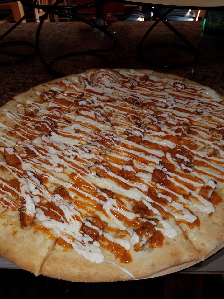 18" BUFFALO CHICKEN PIZZA.