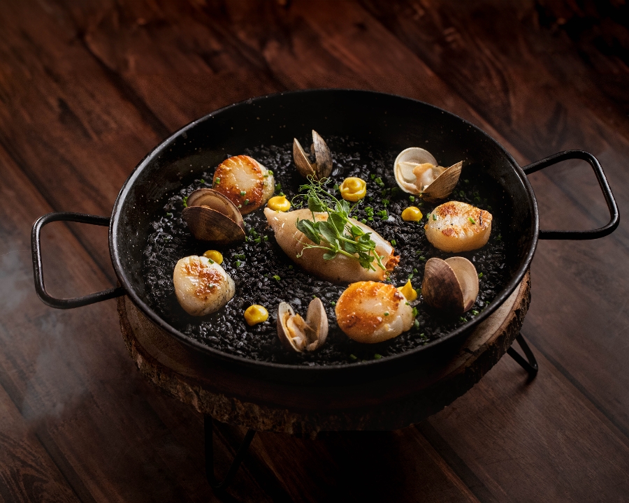 Black paella individual.