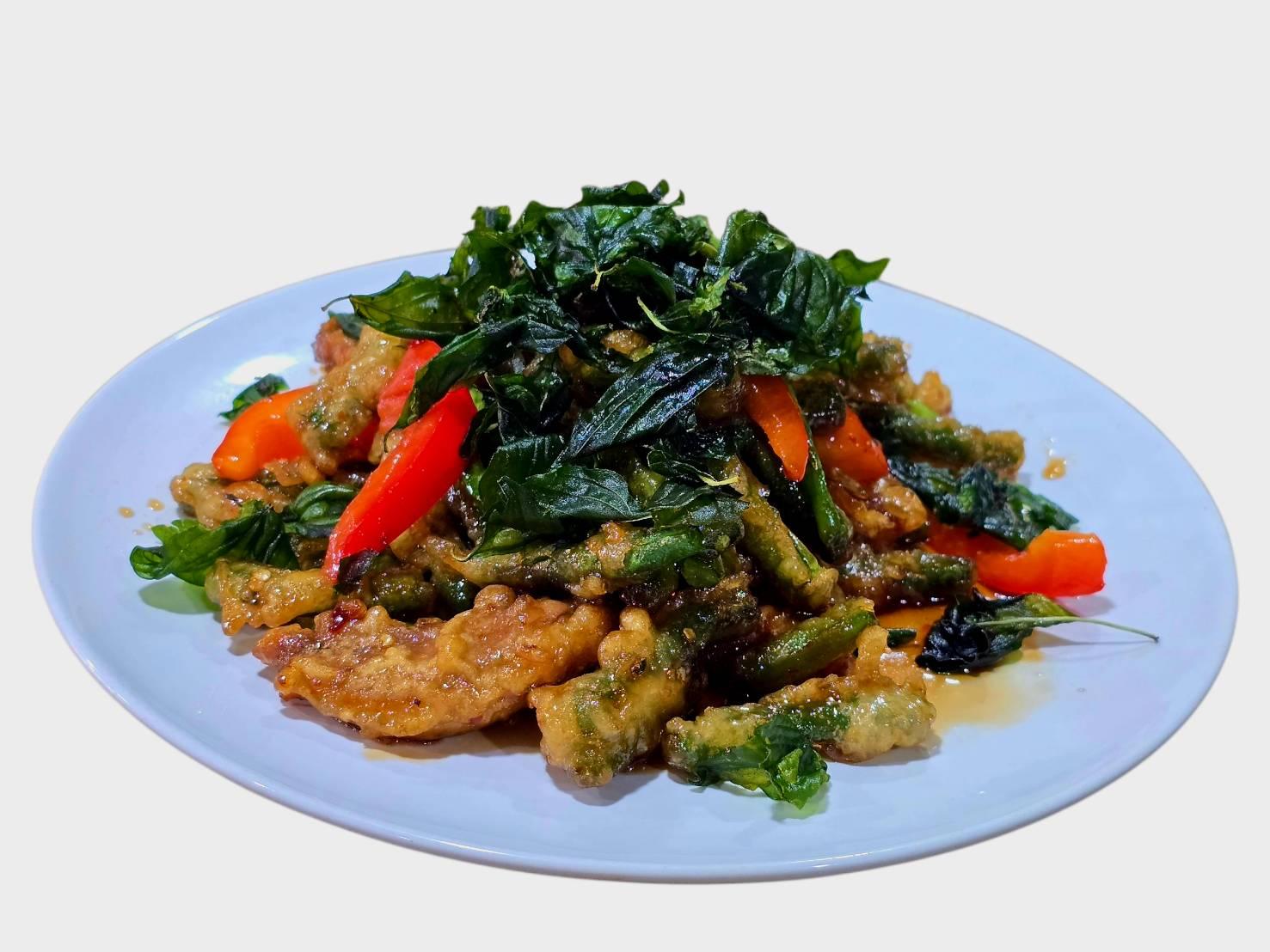 Crispy Duck Basil ผัดเป็ดกรอบ.