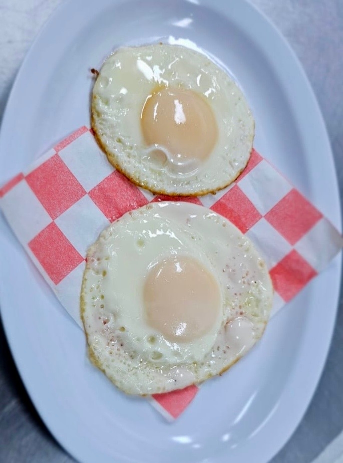 2 Huevos fritos.