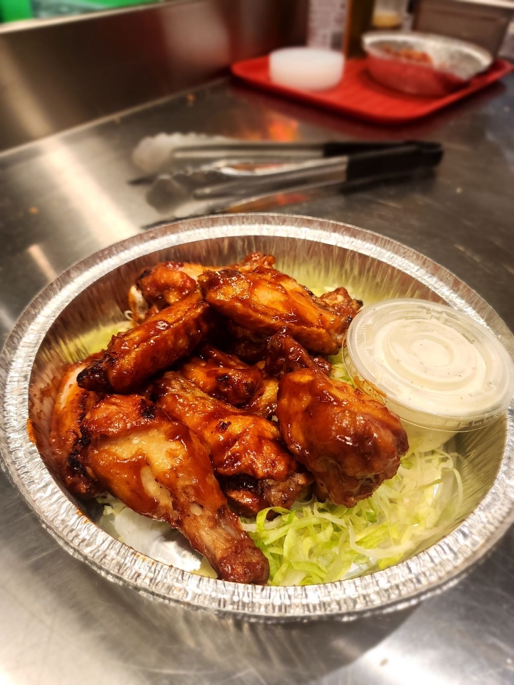 10 BBQ Wings.