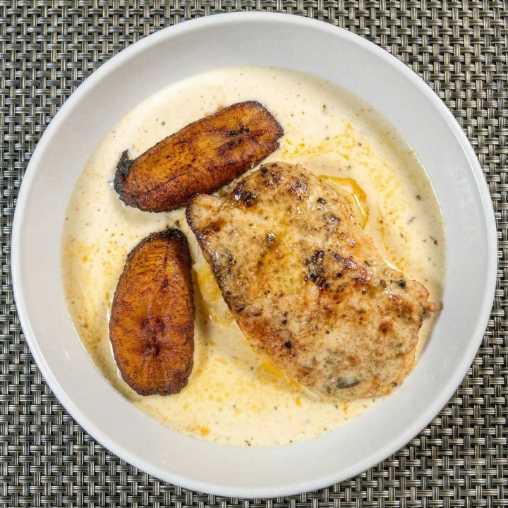 Pollo En Crema De Ajo.