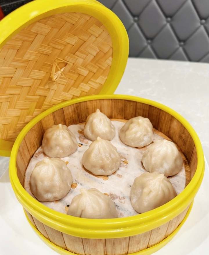 Pork & Crabmeat Soup Dumplings (8) 小笼包 (螃蟹).