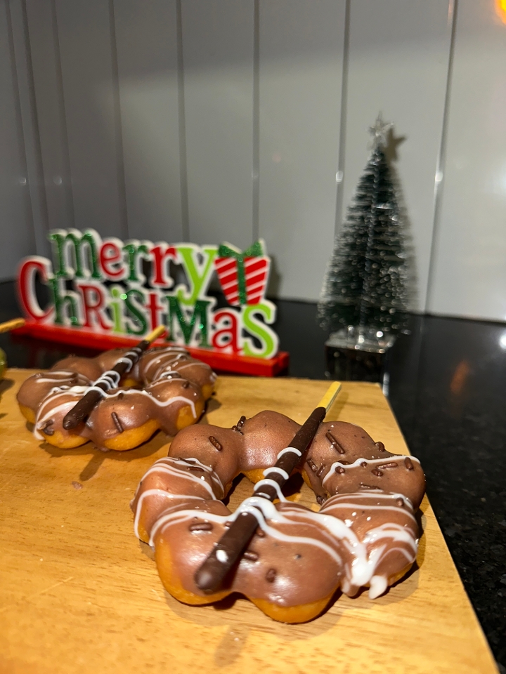 CHOCOLATE MOCHI DONUT.