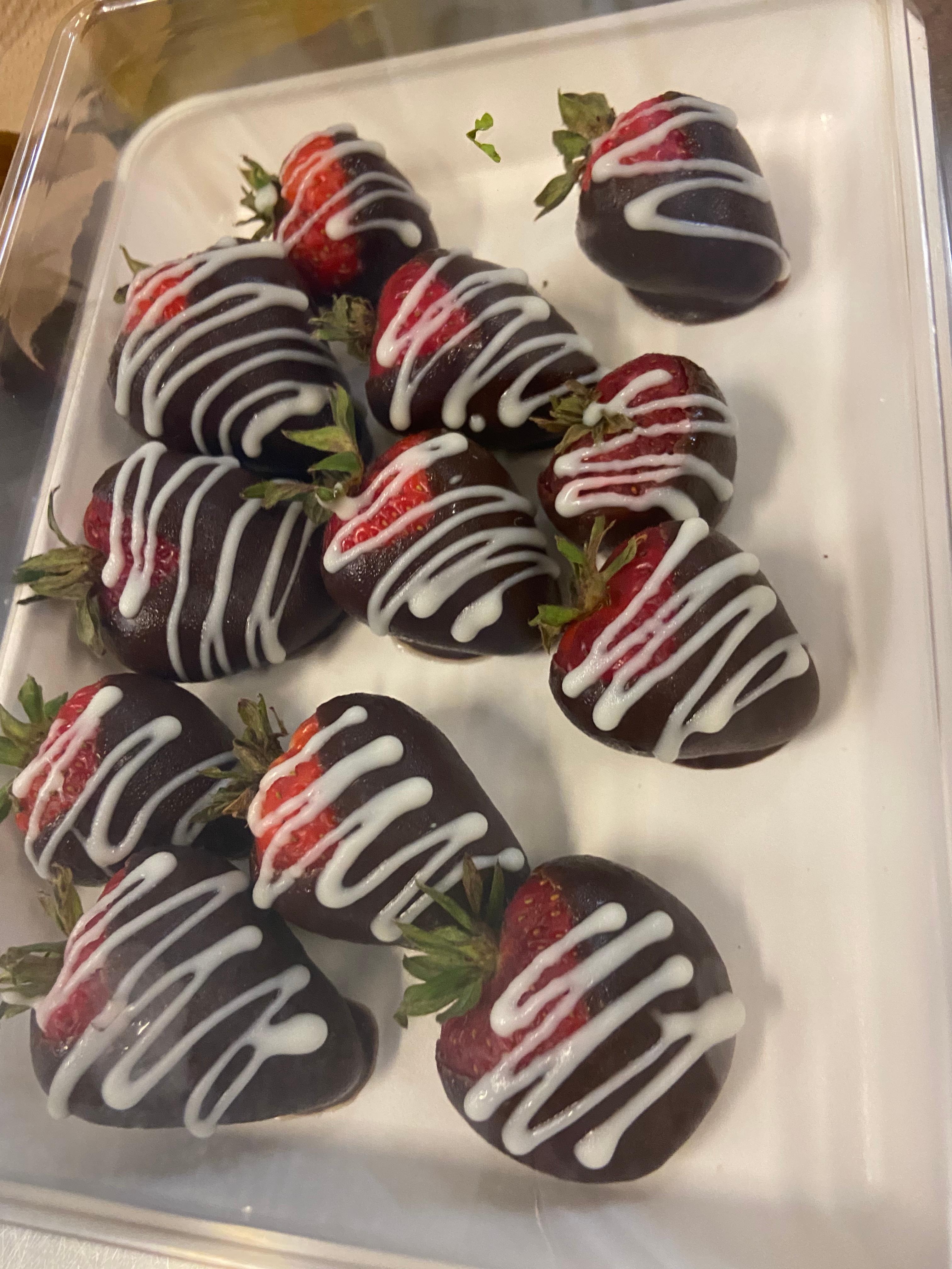 Chocolate Covered Strawberries (4 pcs).