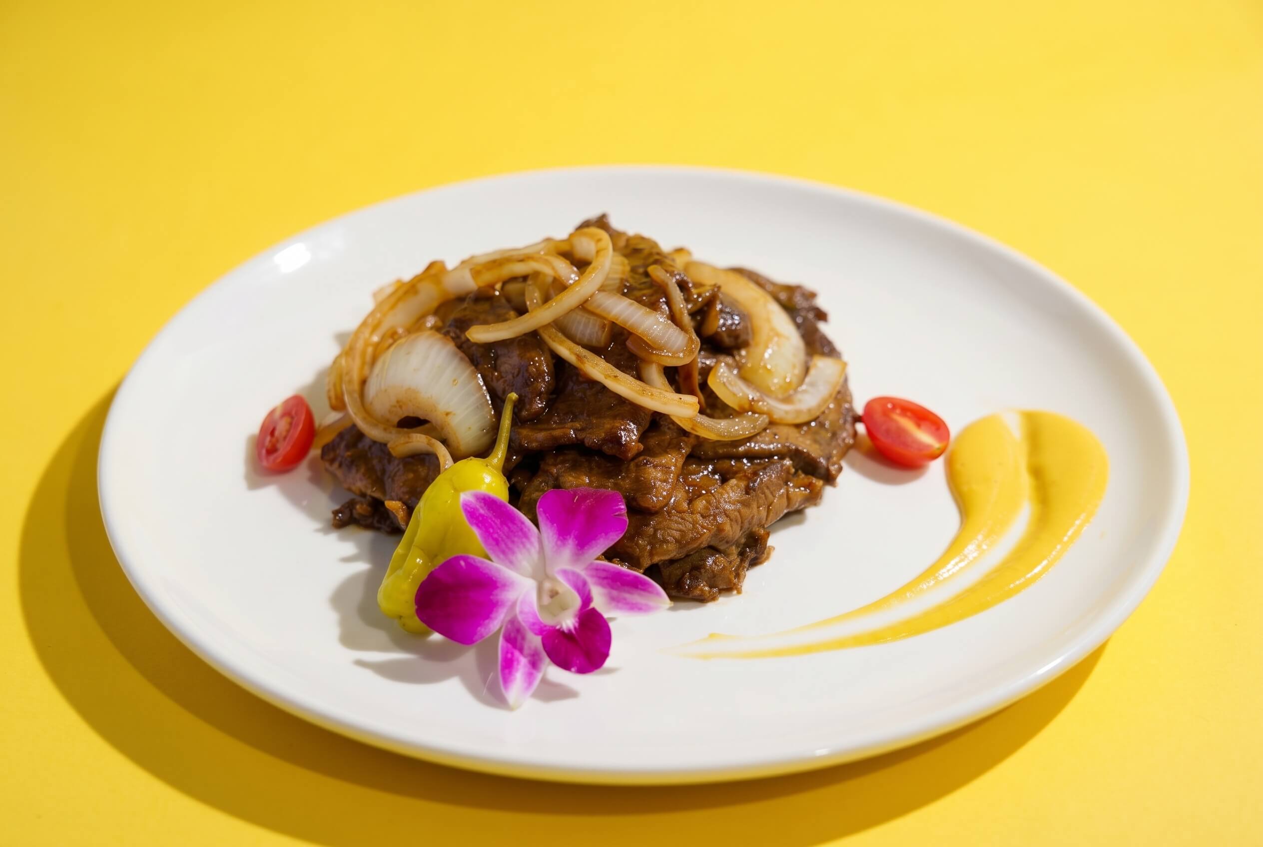 Steak with onions (Bistec Encebollado).