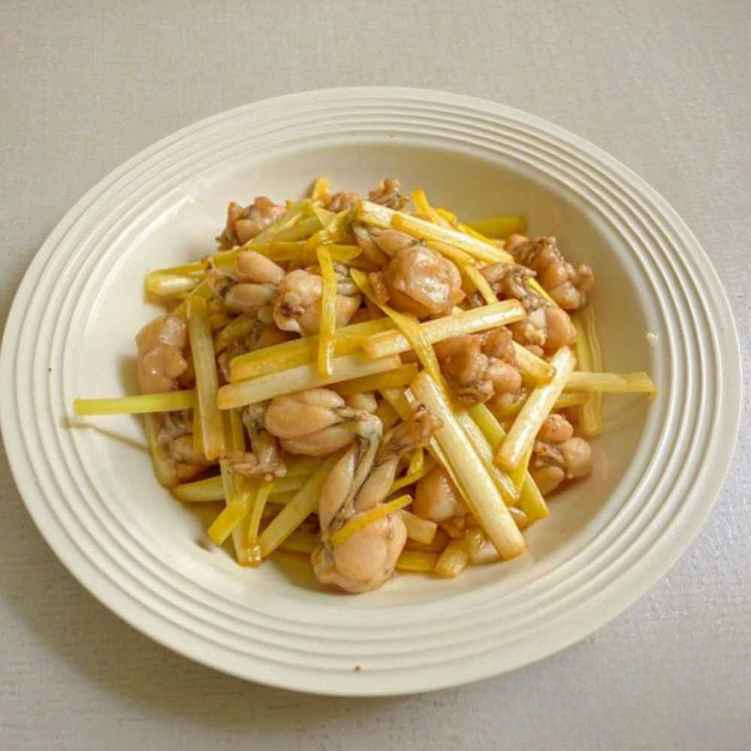 CS13. 韭黃田雞/Stir-Fried Frog Legs w. Yellow Chives.