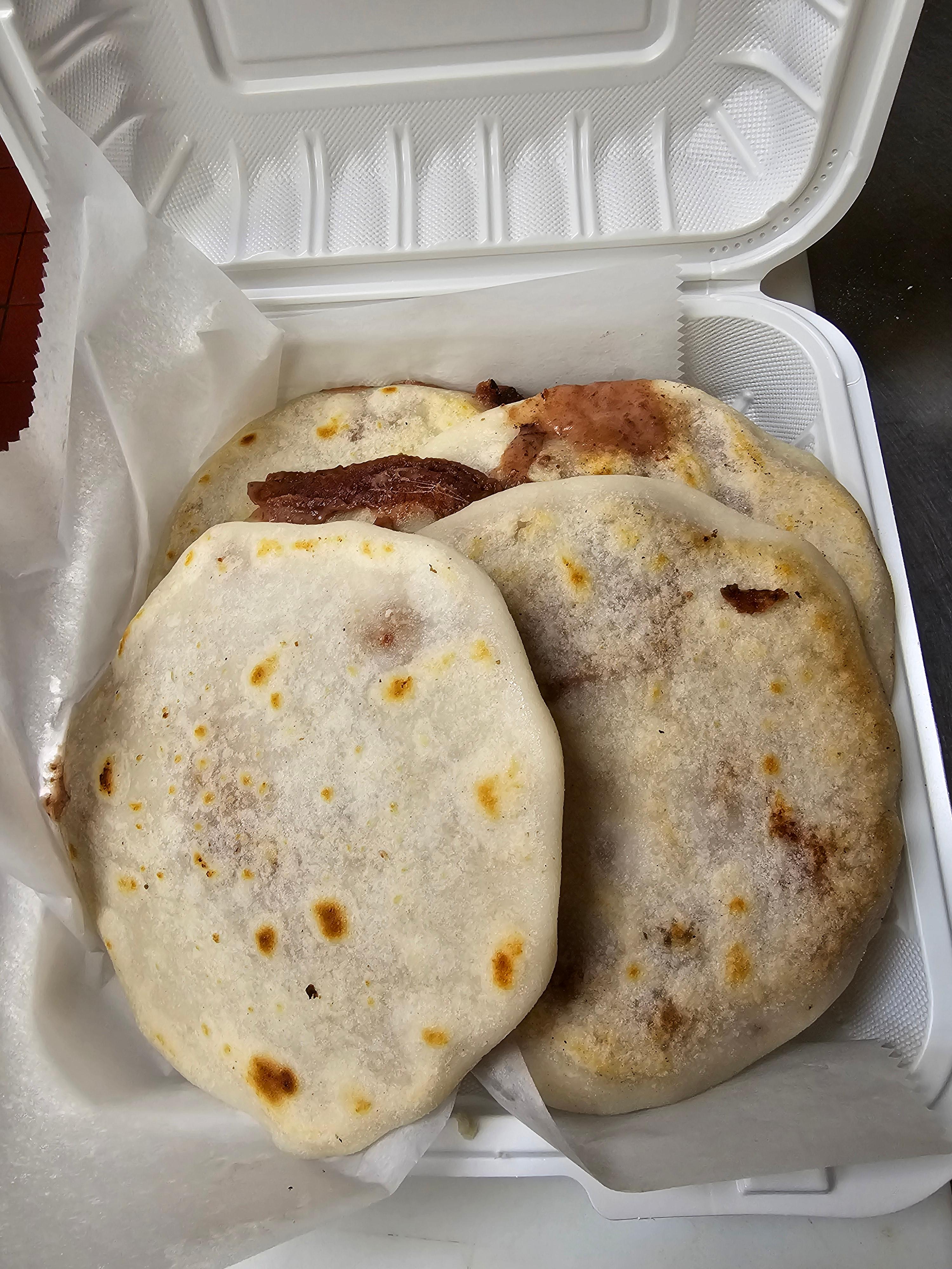 Arroz/Rice Pupusa De Frijol Y Queso.