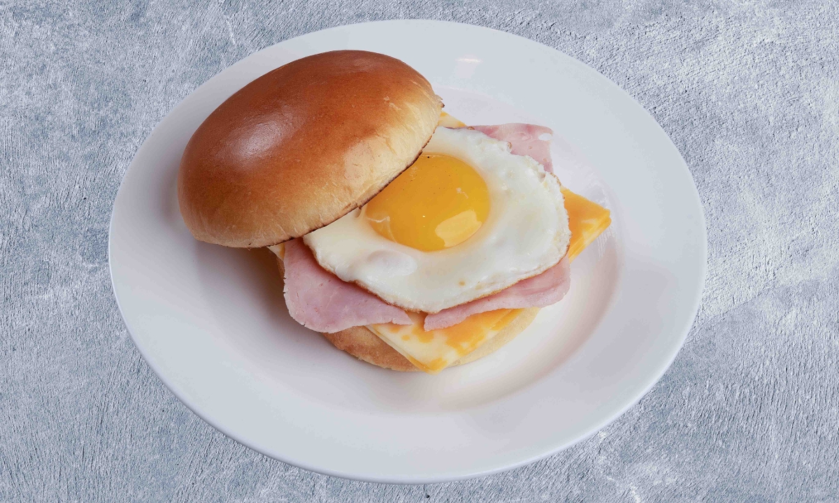 Huevos con jamon & Colby Jack Brioche.