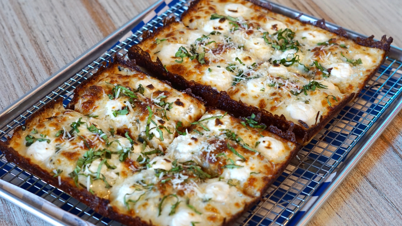 Large Five Cheese Bianca.