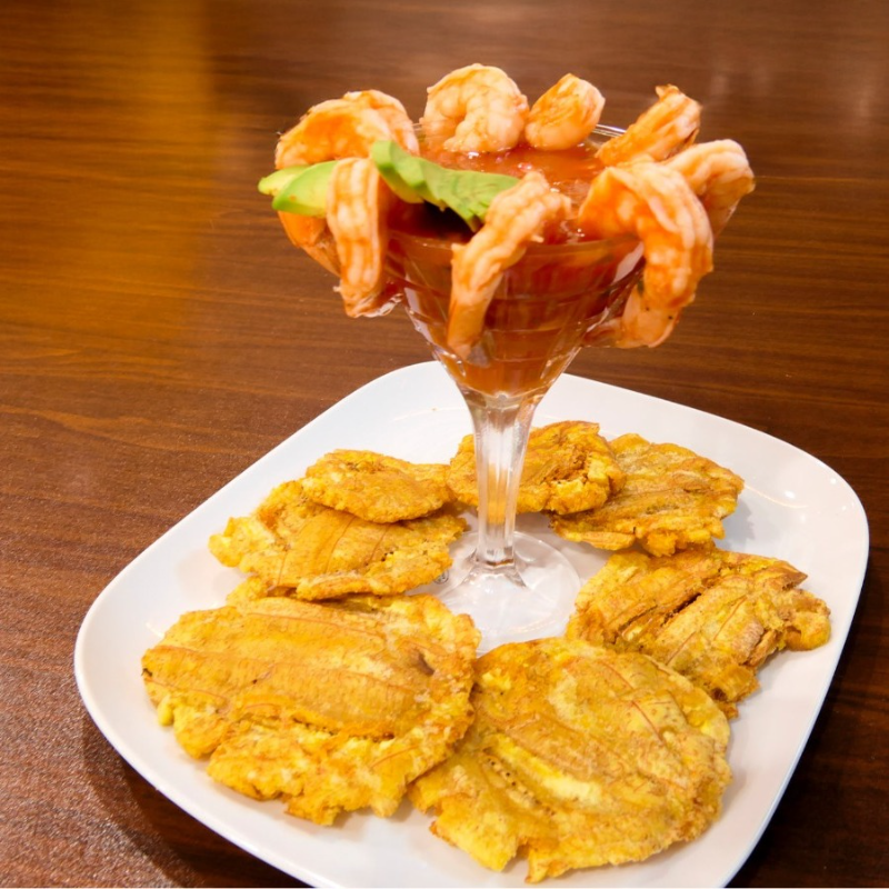 Ceviche de Camarones con Patacones.