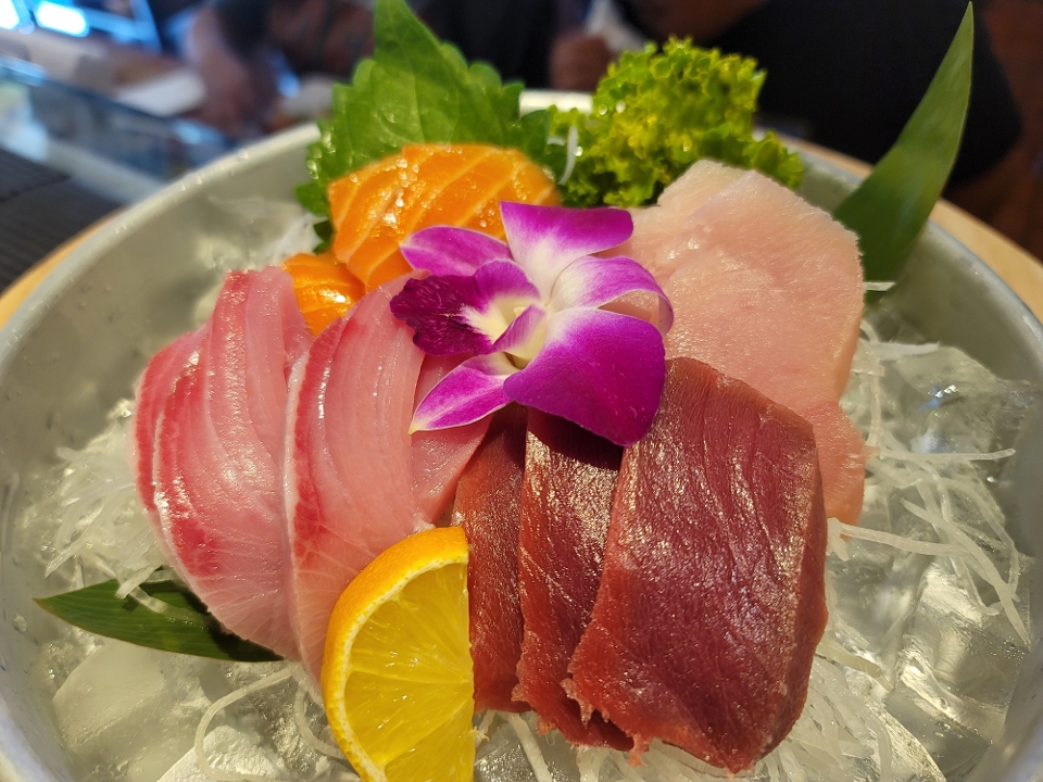 SU3-SMALL SASHIMI (12PCS CHEFS CHOICE).