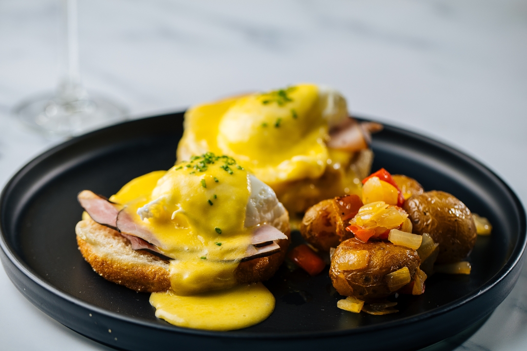 EGGS BENEDICT.