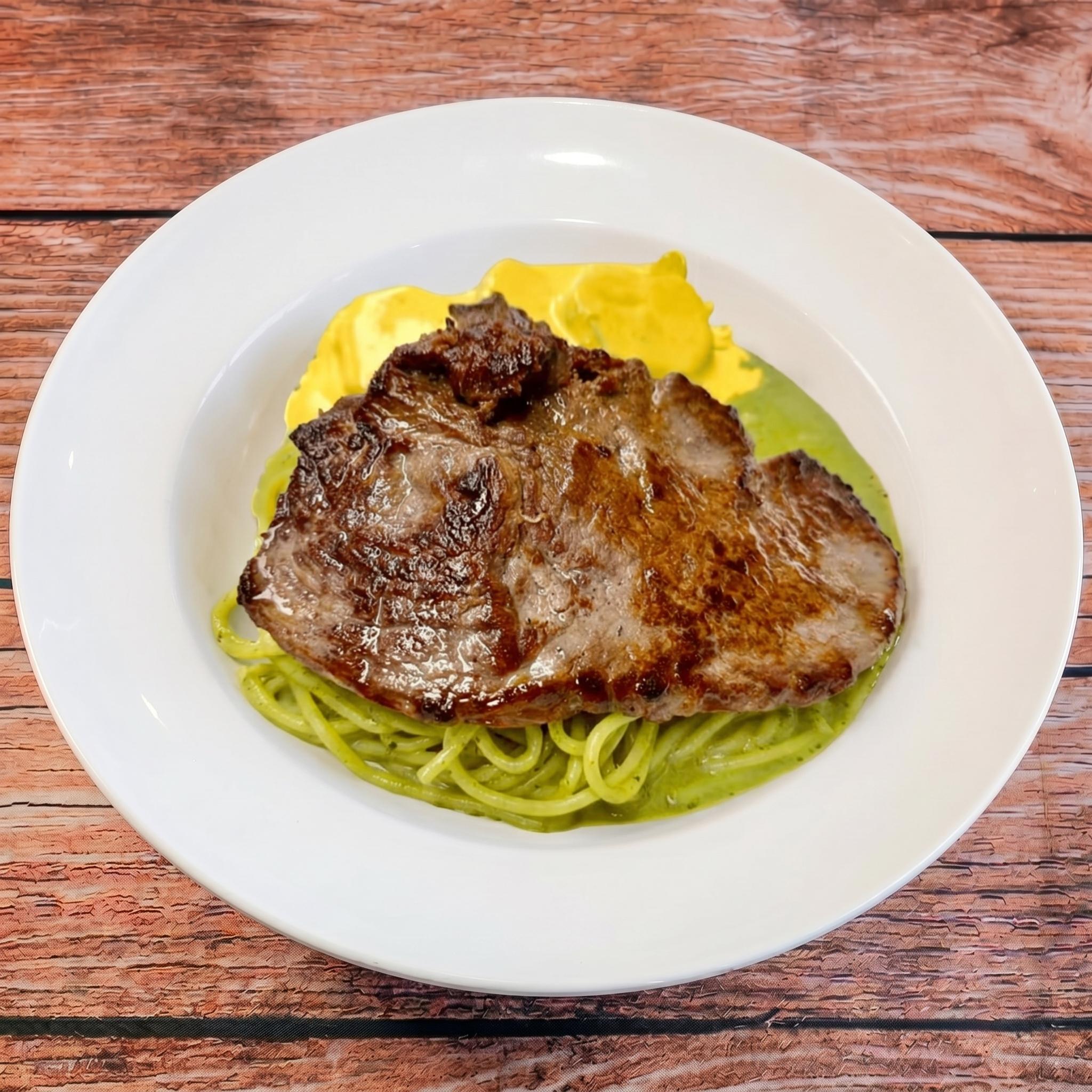 Tallarin Verde con Bistec y Papa la Huancaina.
