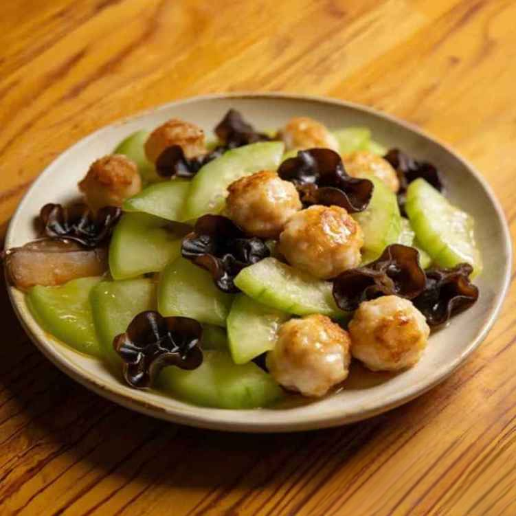 CS5. 藤瓜雲耳炒魚球/Stir-Fried Fish Fillet w. Loofah & Black Fungus.