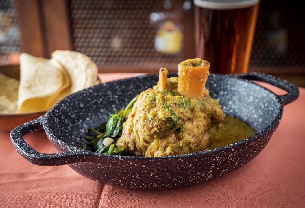 Chamorro de Puerco En Salsa Verde Con Verdolagas.