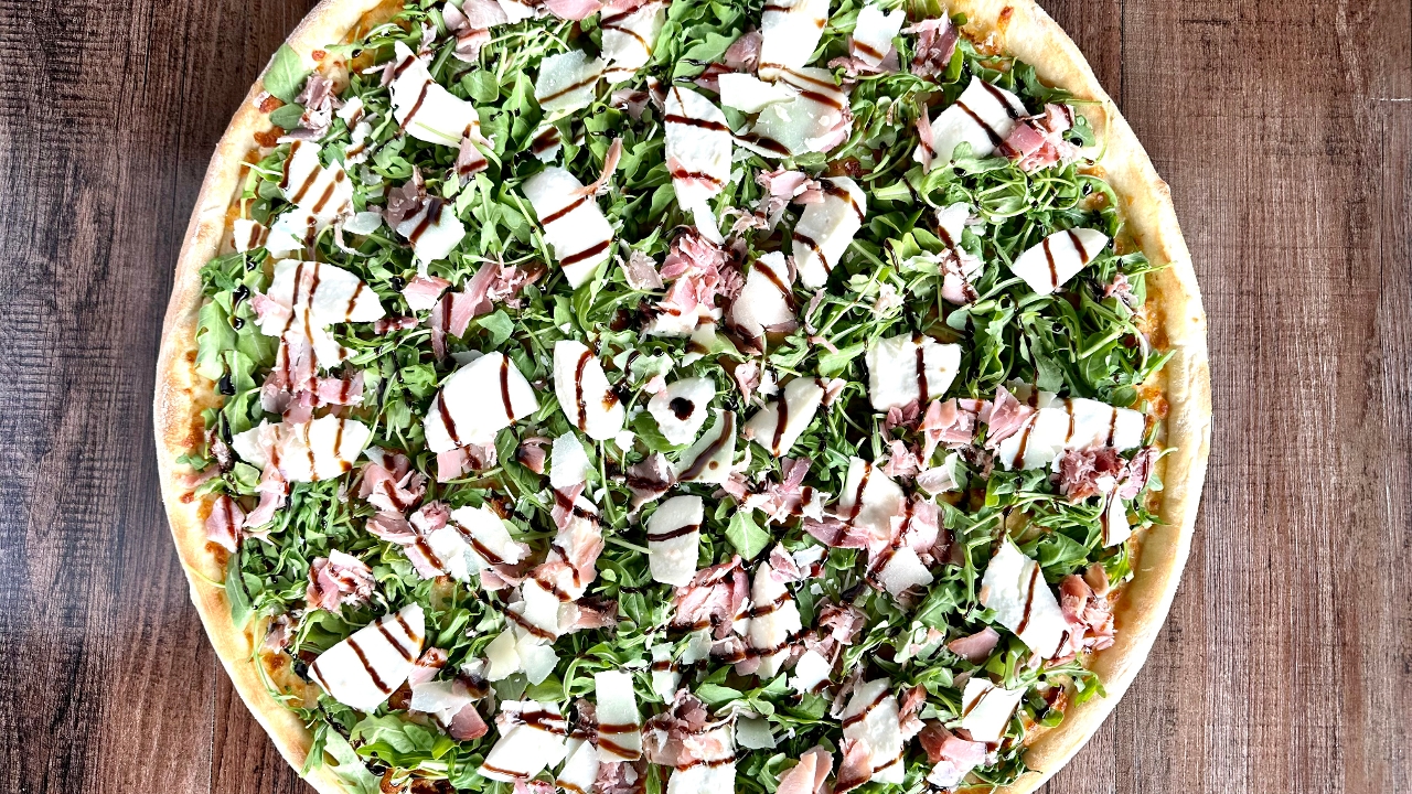 MEDIUM ARUGULA SALAD PIZZA.