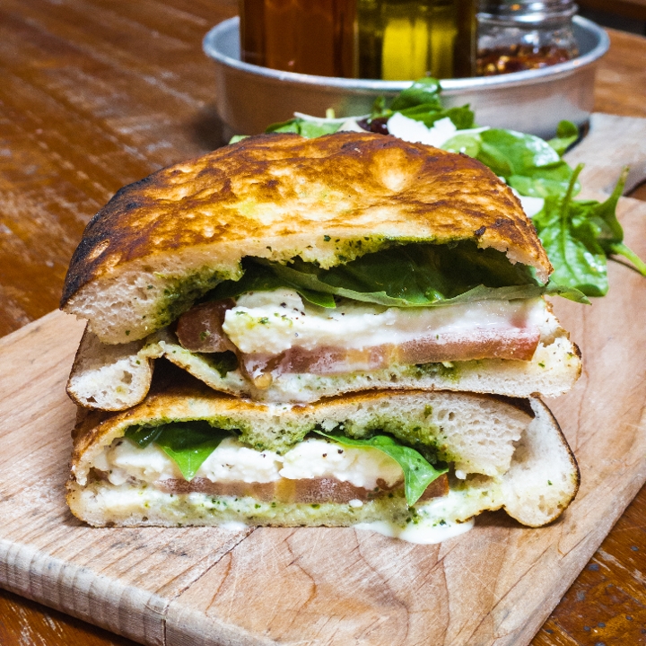 Pesto Caprese Panuozzo.