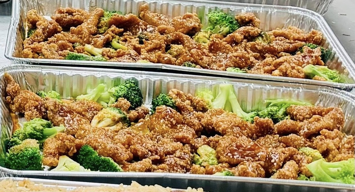 SESAME CHICKEN TRAY WITH STEAMED RICE (4-6 SERVINGS).