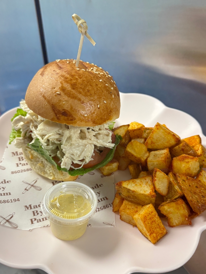 Signature Chicken Sandwich/ Pan con pollo.