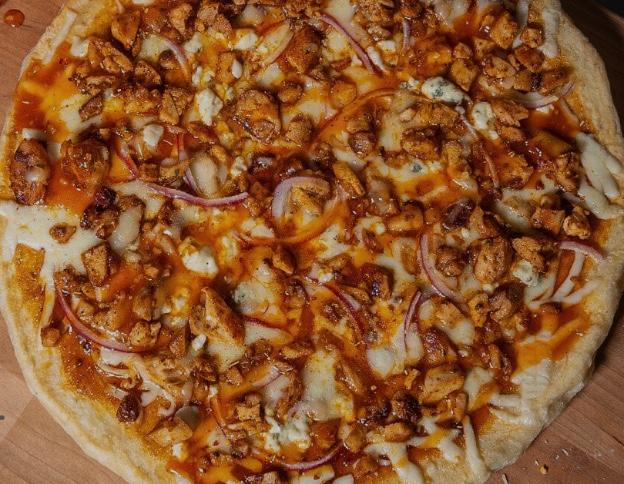 SM BUFFALO CHICKEN PIE PIZZA.