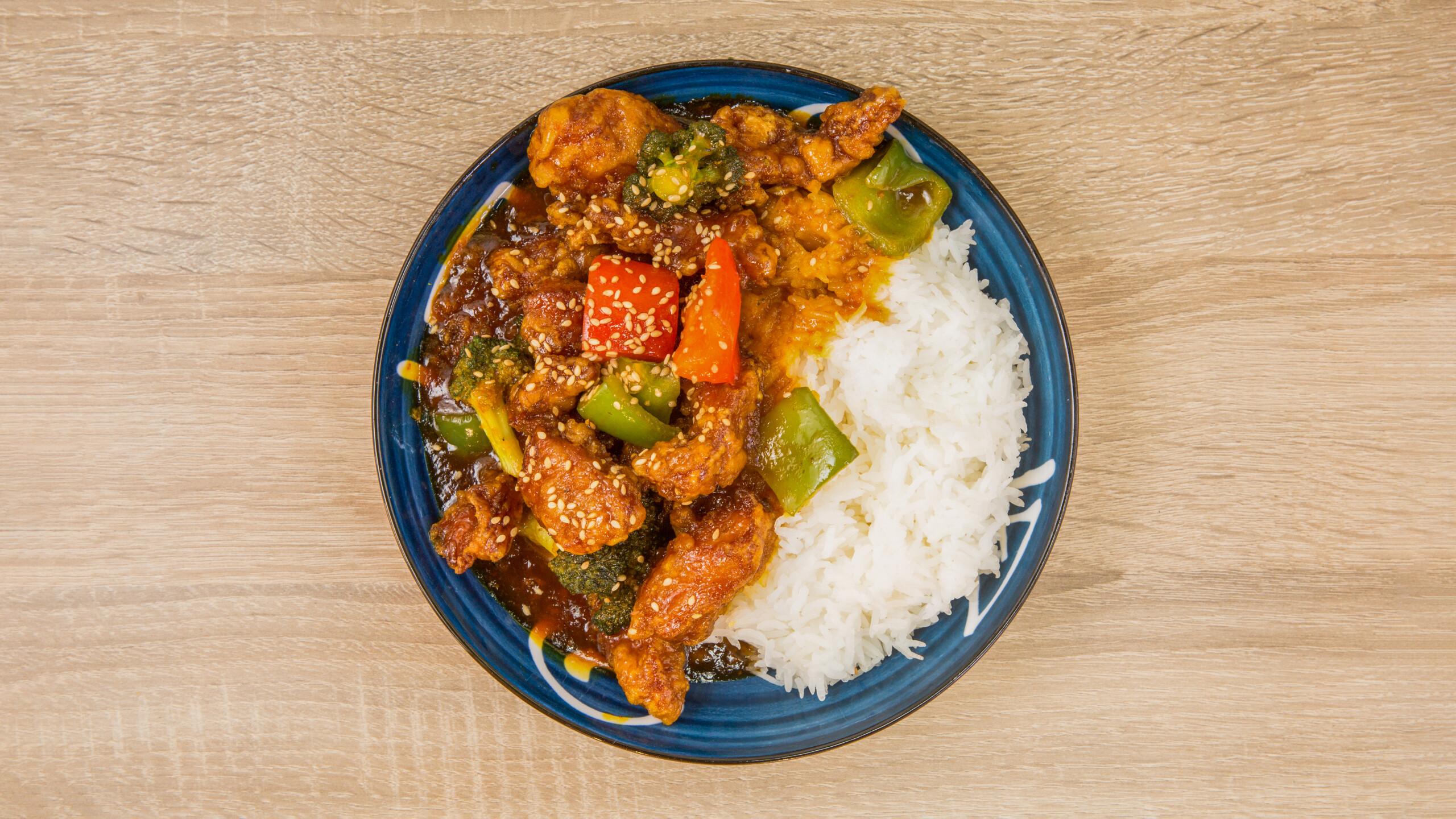 Sesame Chicken Over Rice 芝麻鸡盖饭.