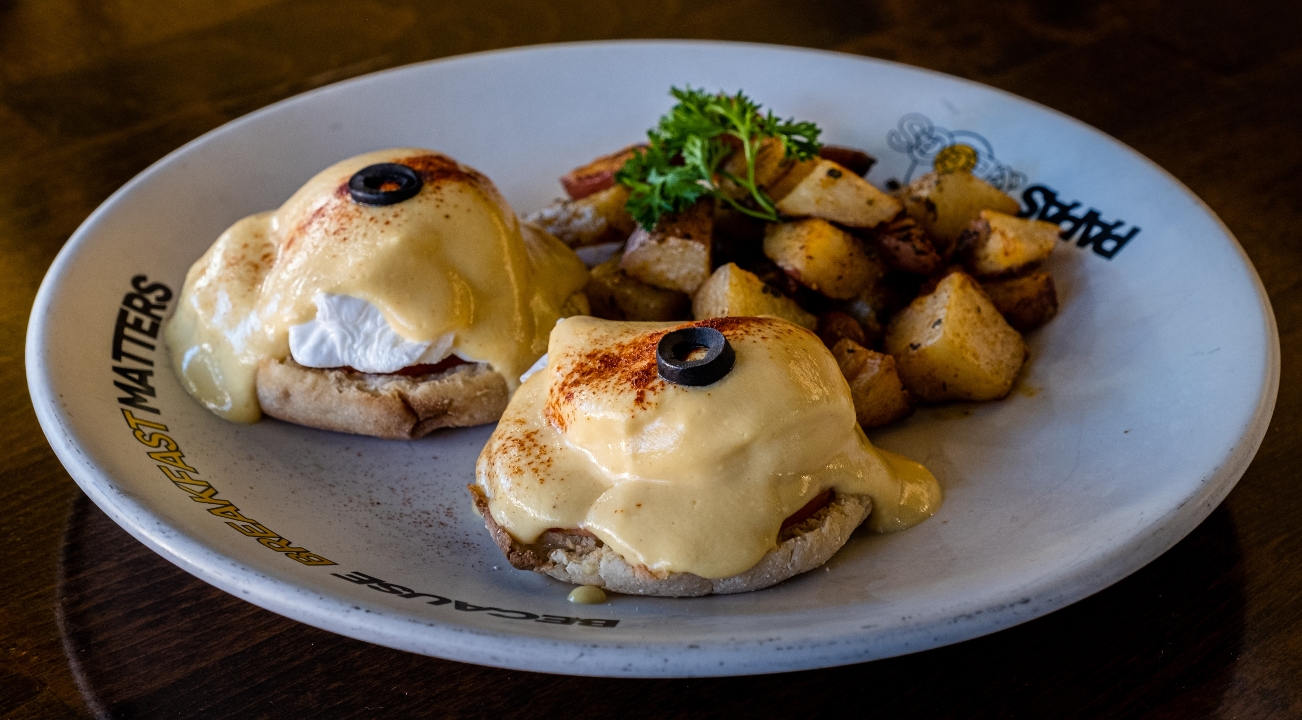 Eggs Benedict w Smoked Salmon.