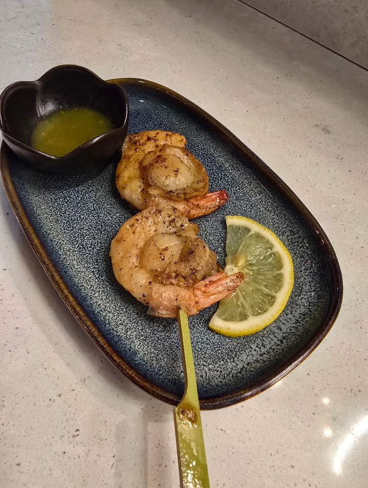 Ebi Hotate (1 skewer).
