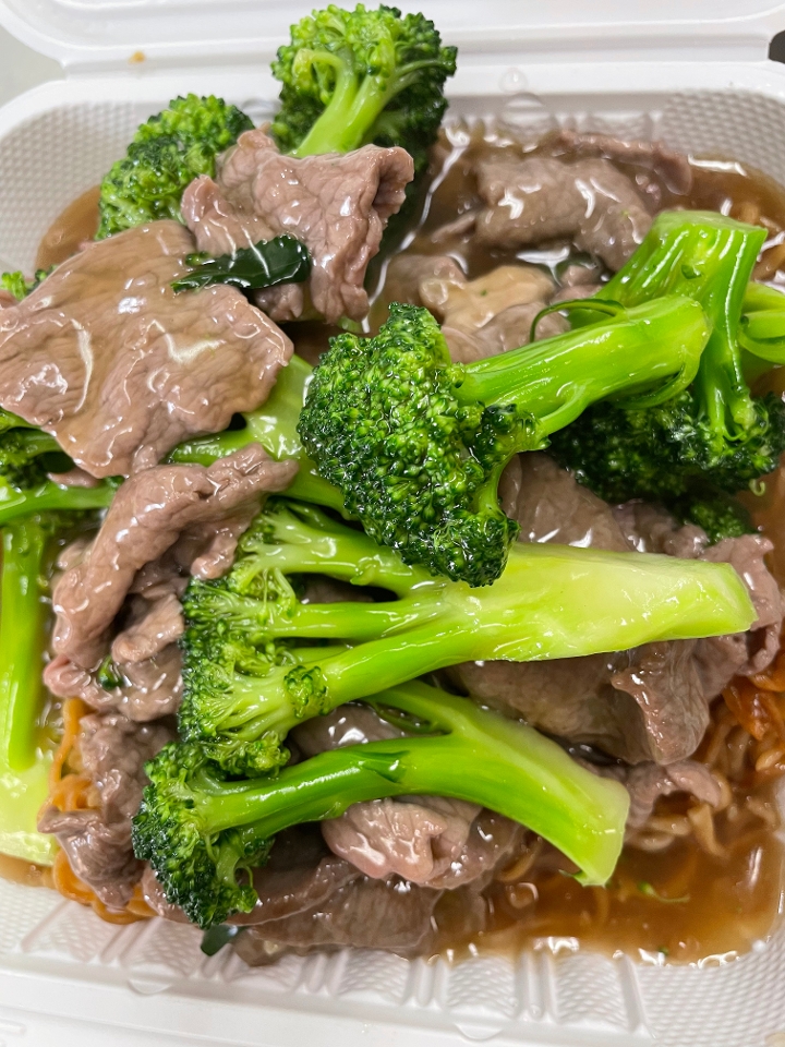 芥兰牛炒面 147.Beef Broccoli Chow Mein.