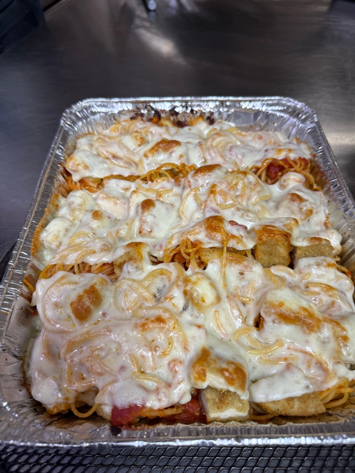 Half Tray Spaguetti Chicken Parmesan.