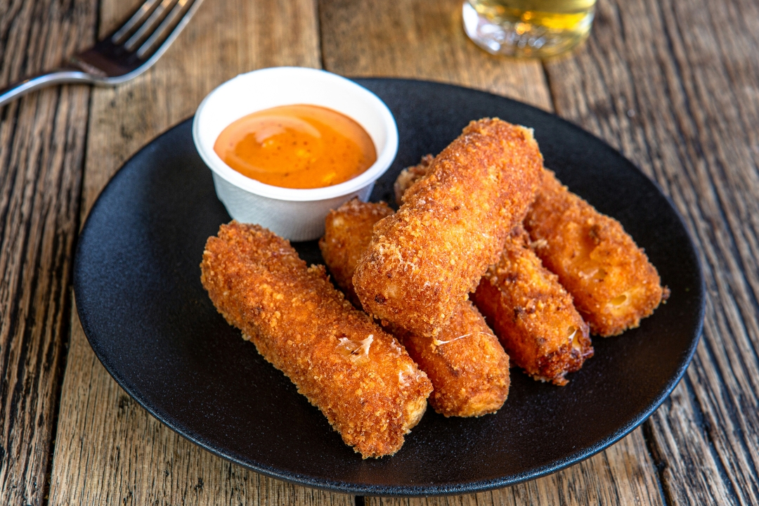 MOZZARELLA STICKS & SAUCE.