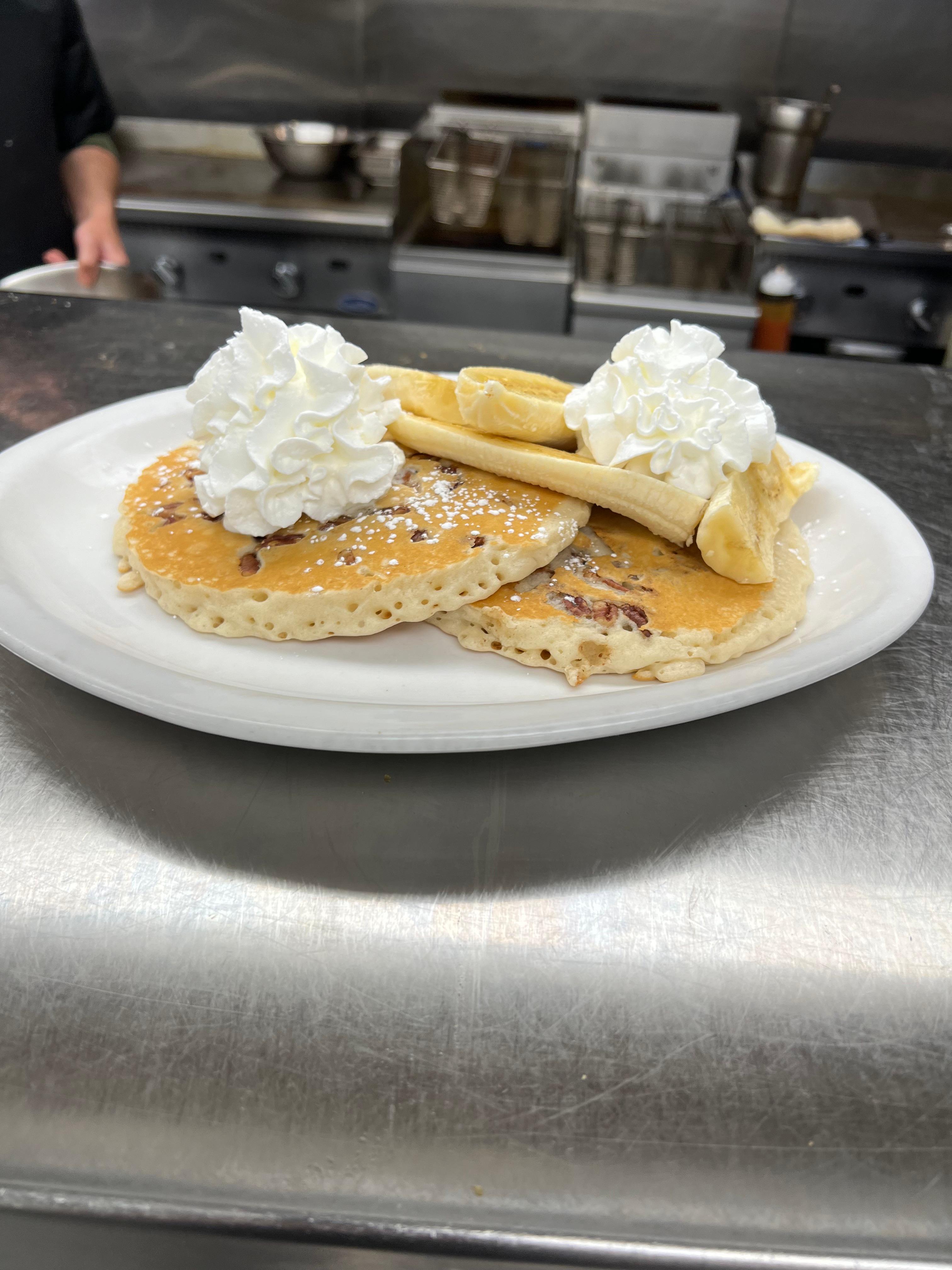 Banana nut flapjack & cream.
