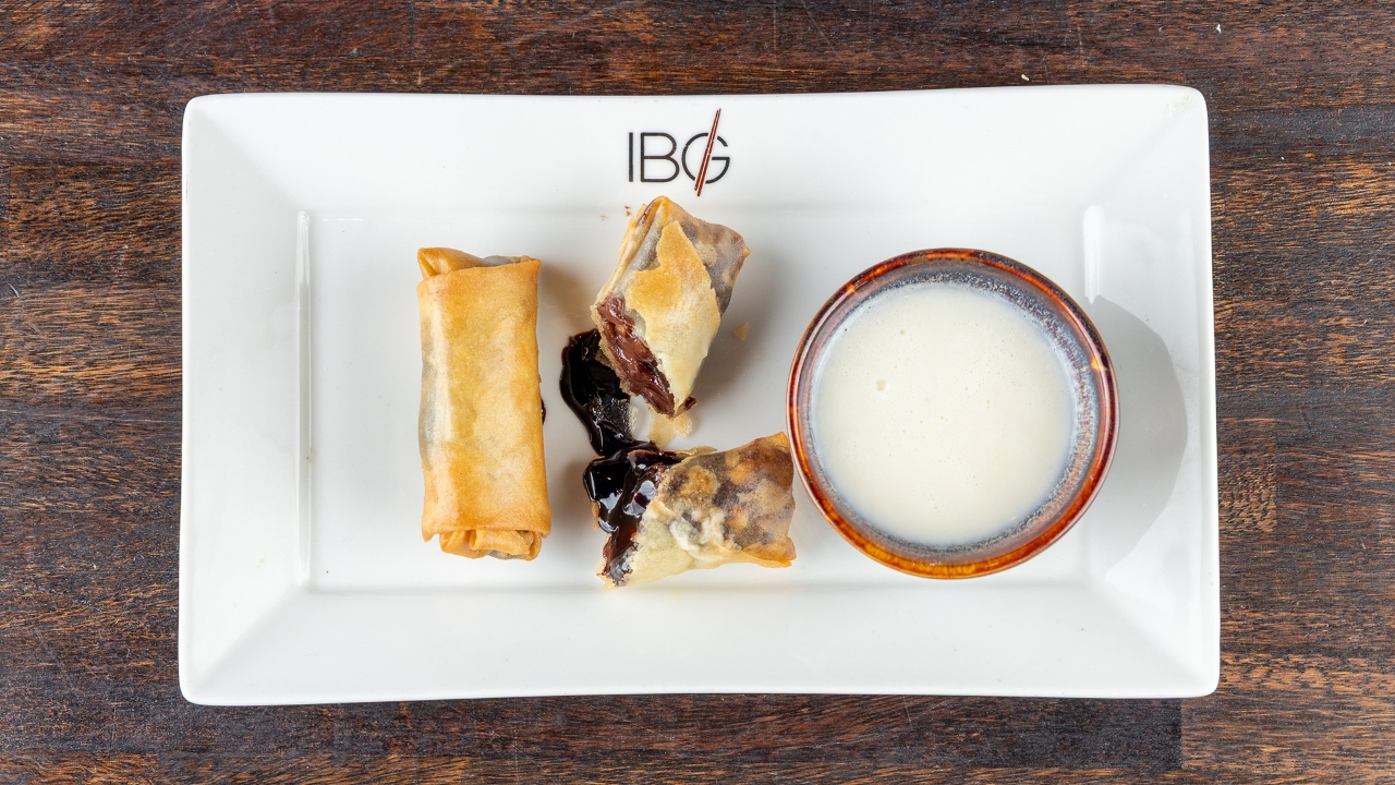 Chocolate Spring Rolls (2 pcs).