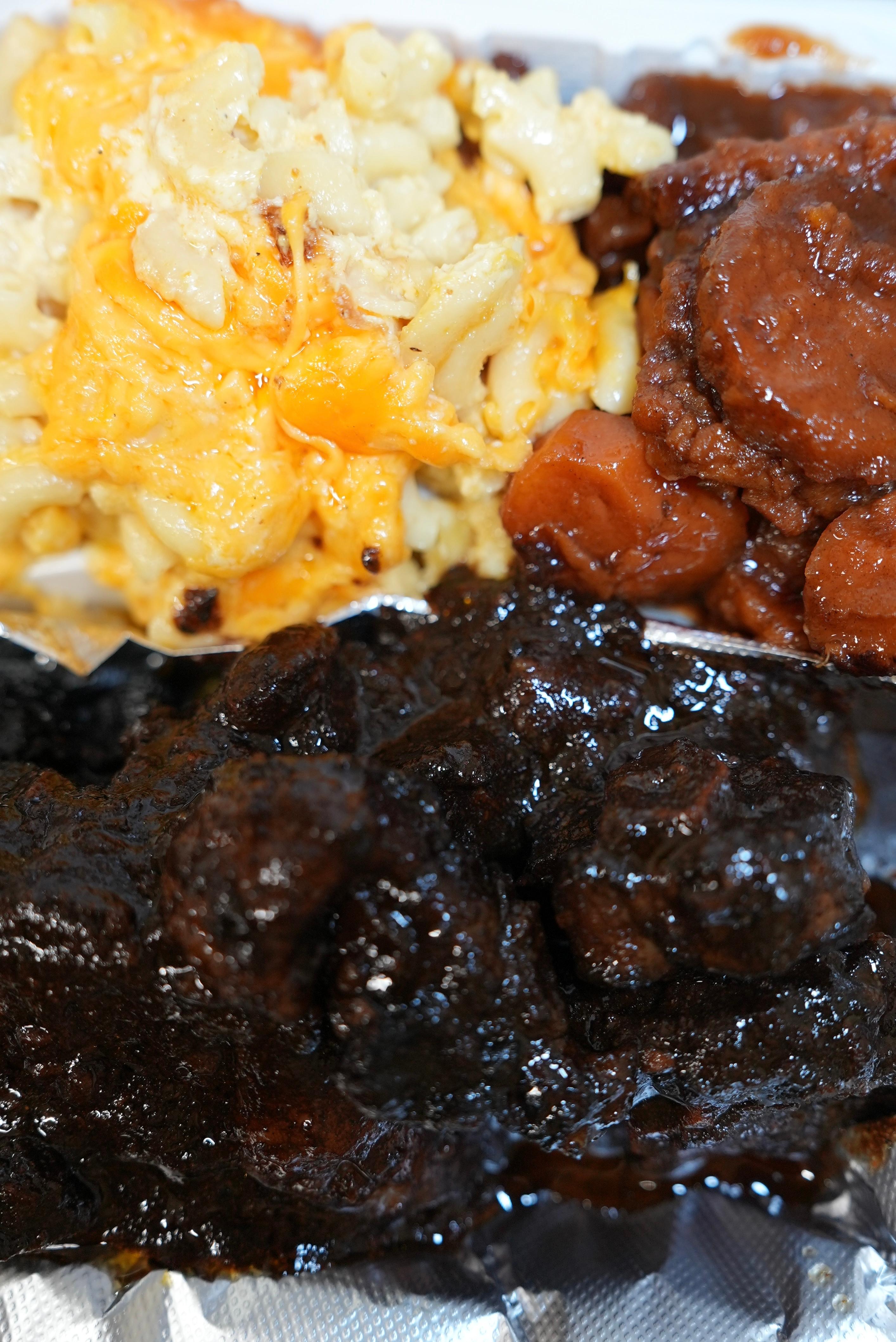 Oxtails w/ 2 Premium Sides.