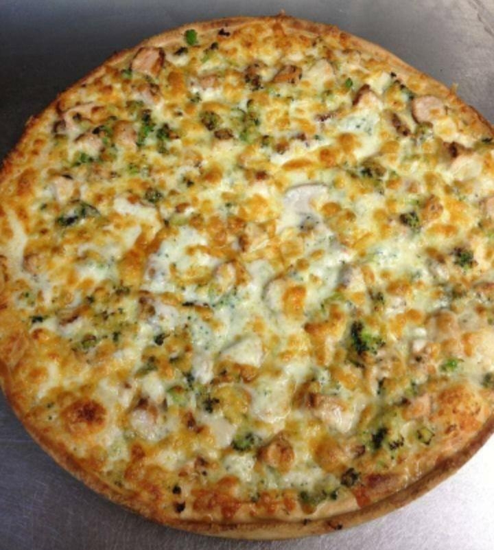 18" BROCCOLI CHICKEN ALFREDO PIZZA.