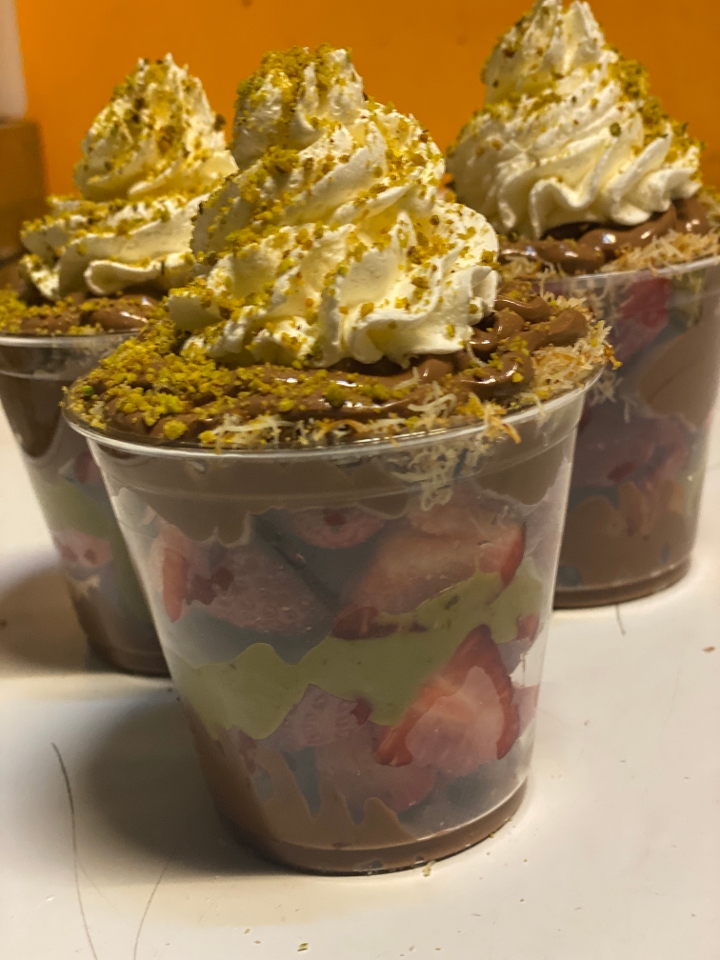 Dubai Chocolate Strawberry Cup.