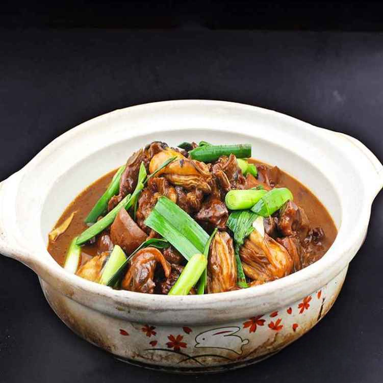 HP5. 火腩生蠔煲/Jumbo Oyster w. Crispy Pork Bellies Casserole.