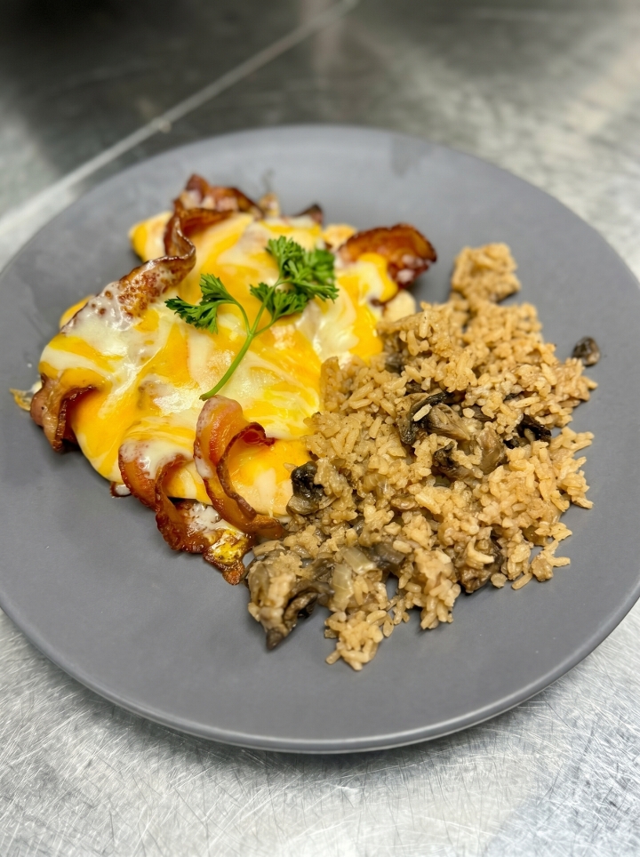 Grilled Chicken American Smothered Dinner.