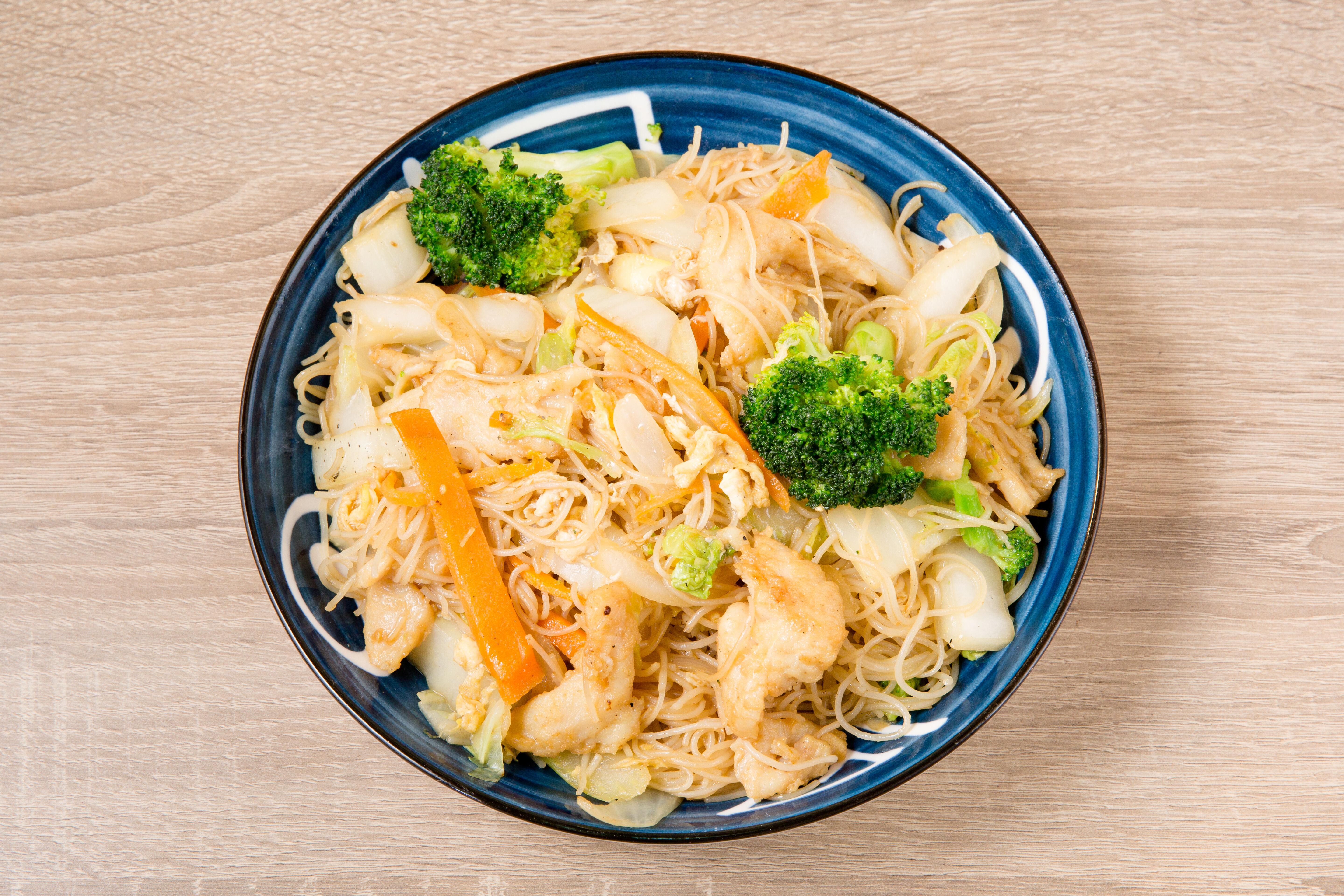 Chicken Pan Fried Rice Noodle 鸡肉炒米粉.