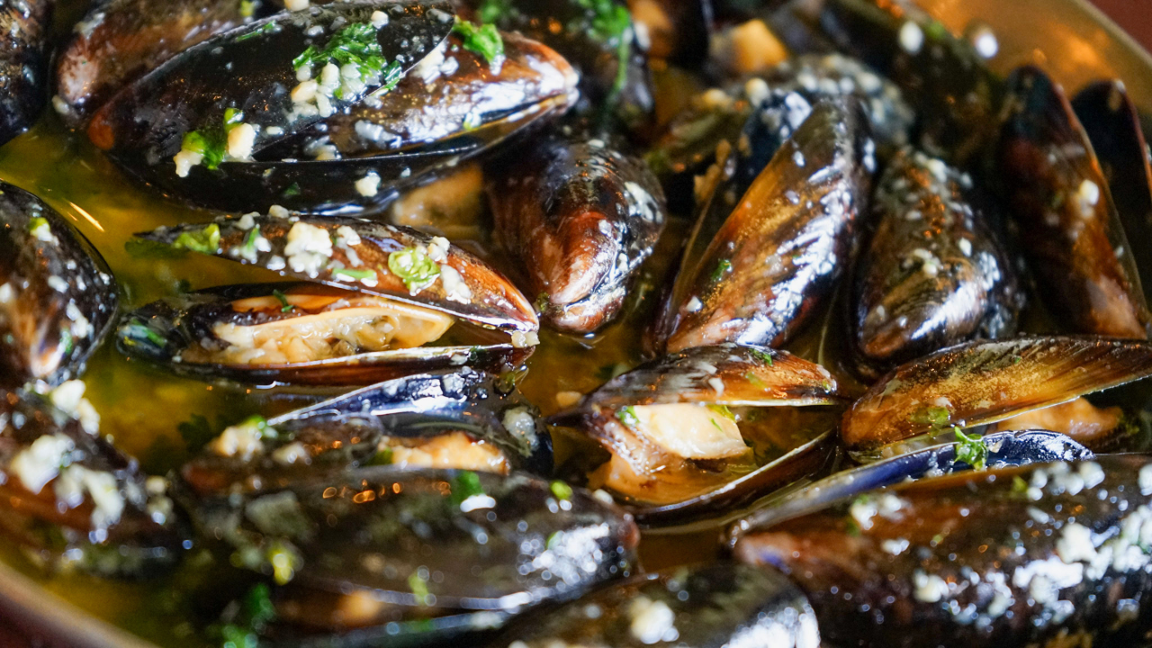 Black Mussels in Garlic Sauce.