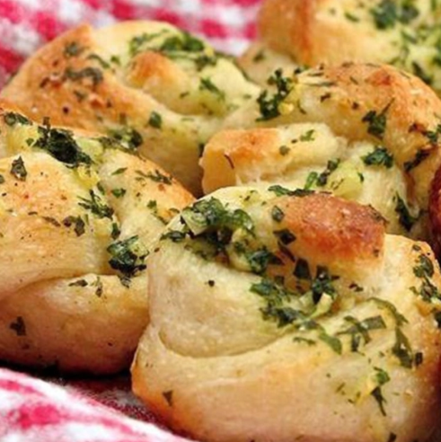 6 Garlic Knots.