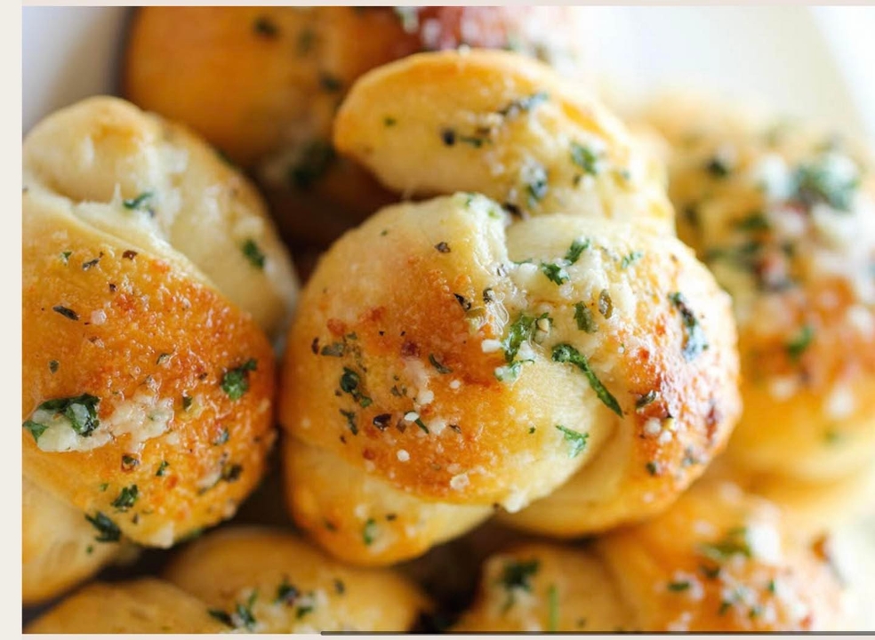 GARLIC KNOTS.