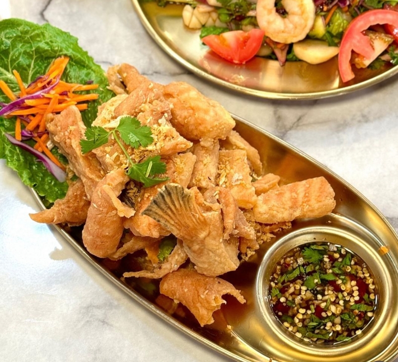 Fried salmon belly with jel som.