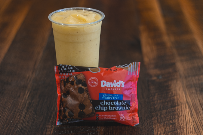 SMOOTHIE & GLUTEN FREE  BROWNIE.